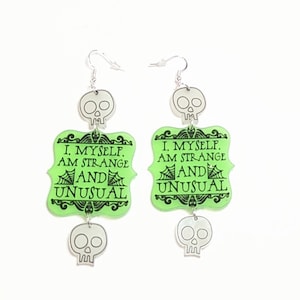 Glow neon green Beetlejuice-geïnspireerd &#39;Vreemd en ongewoon&#39; citaat met glow Skulls bengeloorbel, retrofilm, Beetlejuice, spookachtig grillig