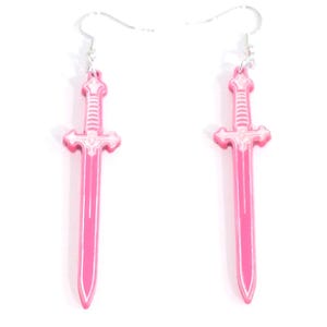Op de afbeelding: Een paar roze zwaardvormige oorbellen met zilverkleurige haken. De oorbellen hebben een gedetailleerd ontwerp met een witte omtrek, en de zwaarden zijn felroze. De oorbellen worden tegen een witte achtergrond getoond.