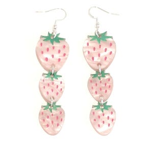 Obst Ohrring, niedliche rosa Erdbeeren leichte Ohrringe aus blassem Rosa Marmor Acryl, Lebensmittel Ohrringe, Sommer Erdbeeren