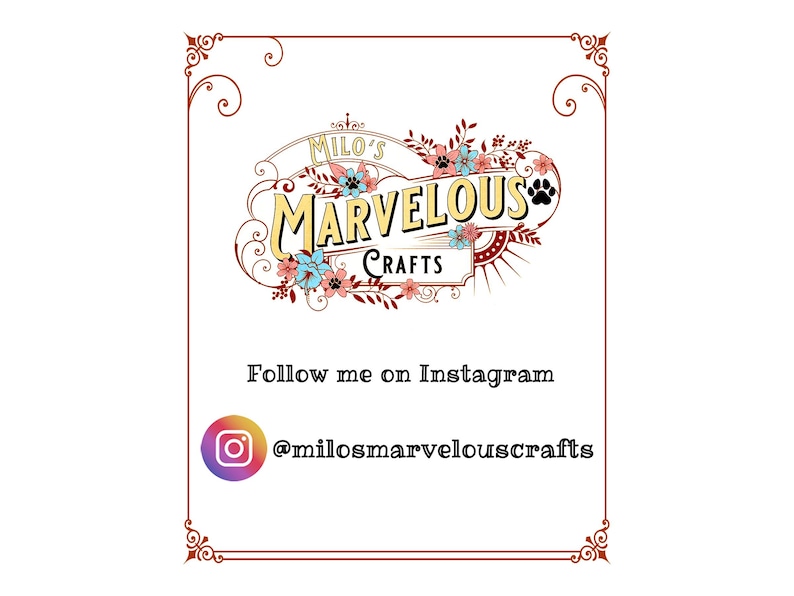 Op de afbeelding: Een decoratief logo met de tekst "Milo's Marvelous Crafts" in een vintage stijl, omringd door bloemen en pootafdruk accenten. De afbeelding bevat ook de tekst "Follow me on Instagram" en de Instagram handle @milosmarvelouscrafts.