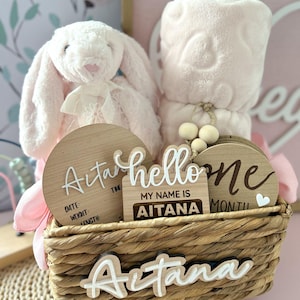 Coffret cadeau personnalisé pour nouveau-né • Coffret cadeau pour baby shower • Panier personnalisé avec nom de bébé • Disque de statistiques de naissance • Cartes d'étapes • Peluche + couverture