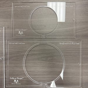 Könnte beinhalten: Transparente Acryl-Quiltschablonen mit kreisförmigen Aussparungen. Eine Schablone ist mit "6,5 x 11,5 mit 5 Kreisausschnitt" beschriftet, die andere mit "8,5 x 13,5 mit 7 Kreisausschnitt". Beide haben den Text "Quilty as Charged".