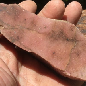 Spécimen de rhodonite rose ou pièce lapidaire