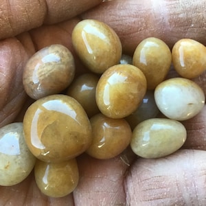 3 gelb erbisatoris getrommelte Steine.