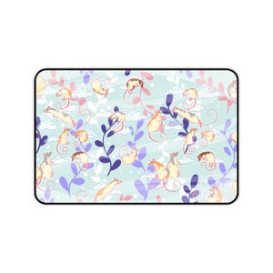 Puede incluir: Una alfombrilla de ratón rectangular con un patrón repetido de zarigüeyas de dibujos animados, nubes y follaje. Las zarigüeyas están en varias poses, con pelaje marrón y gris. El fondo es azul claro con acentos morados y rosas.