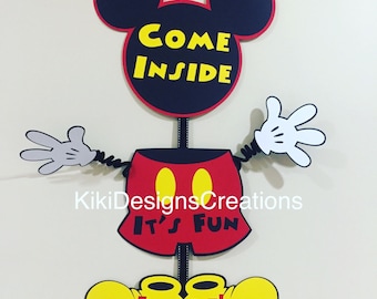 Mickey Mouse Door Sign Birthday Wiggle Arm Entra, es divertido por dentro o personalizado diciendo Mickey Party Mickey Door Sign