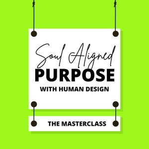 Peut inclure: Une pancarte blanche avec du texte noir suspendu à une ficelle. La pancarte indique "Soul Aligned PURPOSE WITH HUMAN DESIGN THE MASTERCLASS".