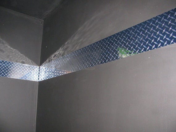 8 Inch X 40 Feet Vinyl with Adhesive Diamond Plate Wall Border