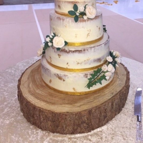 Soporte rústico para tartas de madera de 43 cm (17") con forma de rodaja de tronco, ideal como centro de mesa.