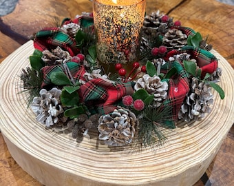 Christmas table centre decoration sat on a real log slice.  Three variation colours to choose from.