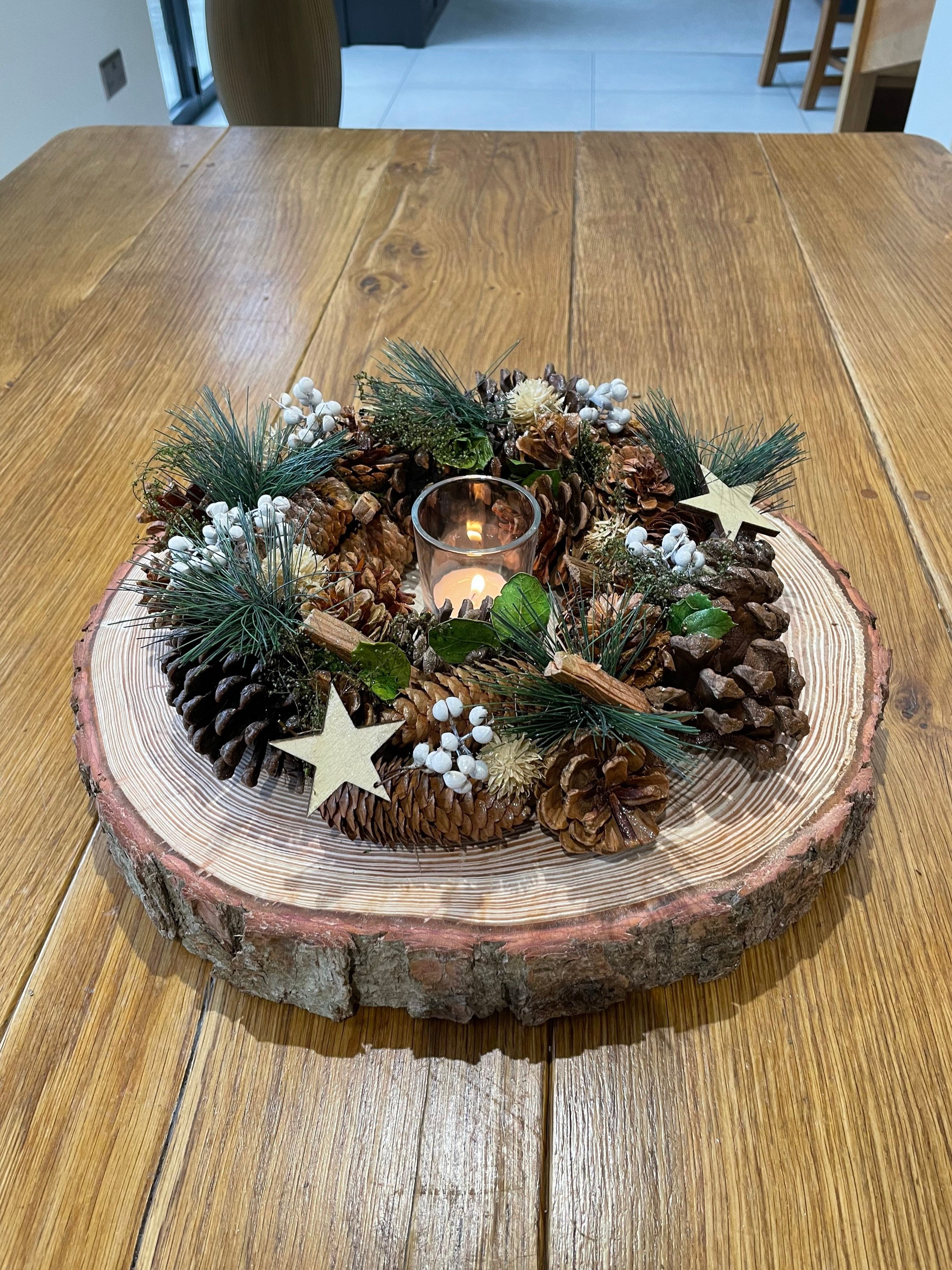 Décoration de table de Noël avec un vrai support en rondins, des étoiles en  bois, des brindilles, un feuillage artificiel et des boules en argent. -   Canada