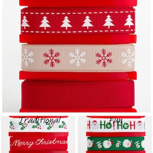 K&ouml;nnte beinhalten: Sortiment an Weihnachtsb&auml;ndern mit verschiedenen Designs, darunter "Country Merry Christmas", Schneeflocken, Weihnachtsb&auml;ume, Stechpalme und Weihnachtsmann. Die B&auml;nder sind rot, gr&uuml;n, wei&szlig; und beige.