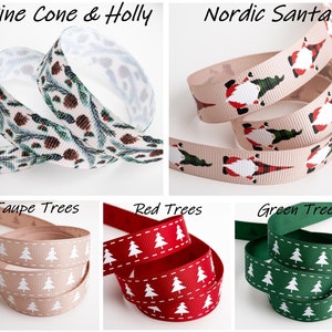 K&ouml;nnte beinhalten: Sortiment an Weihnachtsb&auml;ndern mit verschiedenen Designs, darunter Tannenzapfen und Stechpalme, nordischer Weihnachtsmann, taupefarbene B&auml;ume, rote B&auml;ume und gr&uuml;ne B&auml;ume.