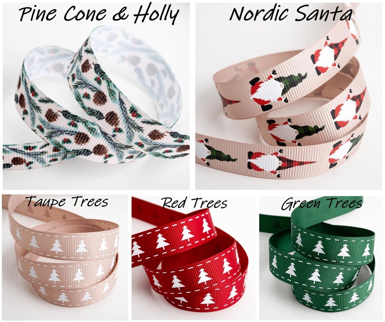 K&ouml;nnte beinhalten: Sortiment an Weihnachtsb&auml;ndern mit verschiedenen Designs, darunter Tannenzapfen und Stechpalme, nordischer Weihnachtsmann, taupefarbene B&auml;ume, rote B&auml;ume und gr&uuml;ne B&auml;ume.