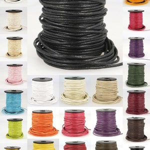 Peut inclure: Assortiment de bobines de cordon ciré en coton de différentes couleurs, notamment noir, blanc, orange, rouge, vert, bleu, jaune, marron et violet. Le cordon est enroulé autour de bobines avec des bouchons en plastique noir.