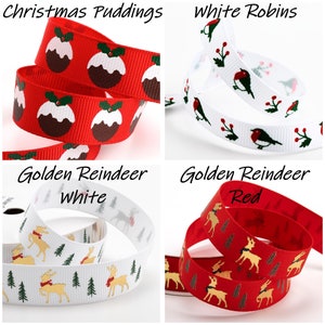 K&ouml;nnte beinhalten: Vier Rollen Weihnachtsband mit verschiedenen Designs. Die erste Rolle ist rot mit wei&szlig;em Hintergrund und zeigt ein Weihnachtspudding-Design. Die zweite Rolle ist wei&szlig; mit rotem Hintergrund und zeigt ein wei&szlig;es Rotkehlchen-Design. Die dritte Rolle ist wei&szlig; mit gr&uuml;nem Hintergrund und zeigt ein goldenes Rentier-Design. Die vierte Rolle ist rot mit gr&uuml;nem Hintergrund und zeigt ein goldenes Rentier-Design.