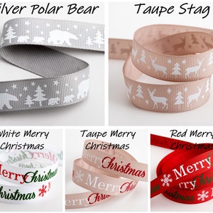K&ouml;nnte beinhalten: Vier Rollen Weihnachtsband mit verschiedenen Designs. Die erste Rolle ist grau mit wei&szlig;en Eisb&auml;ren und Sternen. Die zweite Rolle ist taupe mit wei&szlig;en Hirschen und Sternen. Die dritte Rolle ist wei&szlig; mit rotem und gr&uuml;nem "Merry Christmas"-Text. Die vierte Rolle ist rot mit wei&szlig;em "Merry Christmas"-Text.