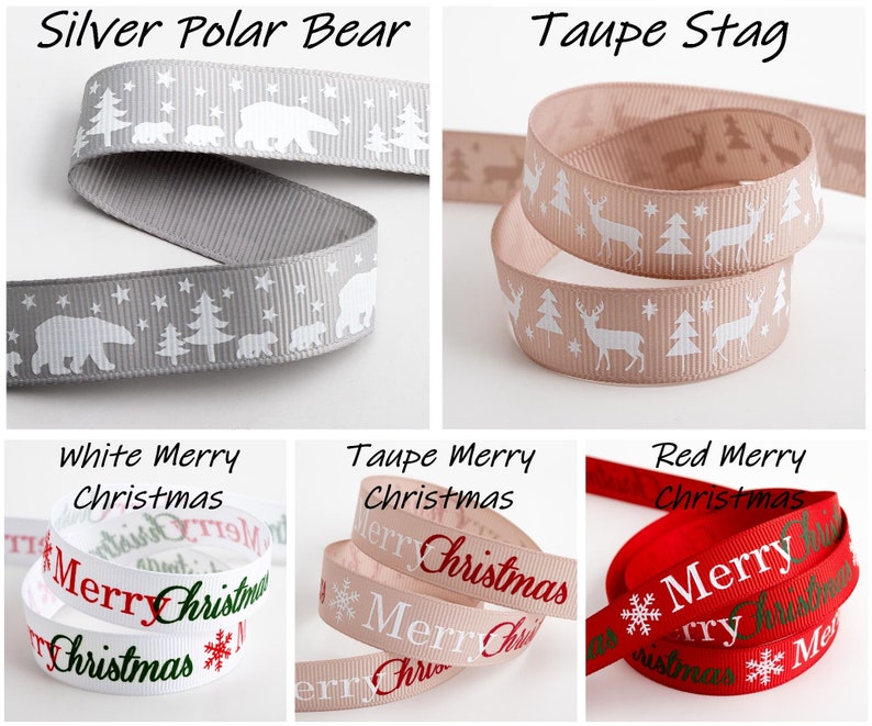 K&ouml;nnte beinhalten: Vier Rollen Weihnachtsband mit verschiedenen Designs. Die erste Rolle ist grau mit wei&szlig;en Eisb&auml;ren und Sternen. Die zweite Rolle ist taupe mit wei&szlig;en Hirschen und Sternen. Die dritte Rolle ist wei&szlig; mit rotem und gr&uuml;nem "Merry Christmas"-Text. Die vierte Rolle ist rot mit wei&szlig;em "Merry Christmas"-Text.