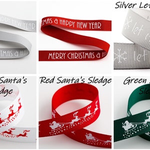 K&ouml;nnte beinhalten: Sortiment an Weihnachtsb&auml;ndern mit verschiedenen Designs. Die B&auml;nder sind wei&szlig;, rot und gr&uuml;n mit wei&szlig;em Text und Bildern. Die Designs beinhalten "Frohe Weihnachten & ein gl&uuml;ckliches neues Jahr", "Lass es schneien", "Santas Schlitten" mit einem Rentier und einem Schlitten.