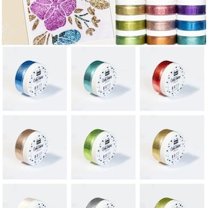 Op de afbeelding: Een assortiment glittertapes in diverse kleuren, waaronder zilver, goud, rood, blauw en groen. De afbeelding toont ook een bloemmotief met glitter en de merknaam "Odif". De tapes zitten in kleine, ronde containers.