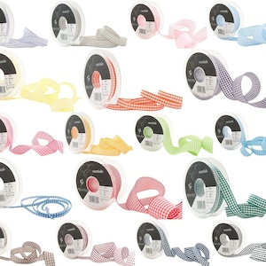 Könnte beinhalten: Sortiment von 12 Spulen Gingham-Band in verschiedenen Farben, darunter Blau, Rosa, Gelb, Grün und Rot. Jede Spule ist mit "essentials" beschriftet und hat einen weißen Hintergrund mit schwarzem Text.