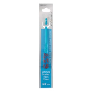 Puede incluir: Un gancho de crochet azul con un mango estampado en rojo y azul. El gancho mide 5,0 mm y 15 cm de largo. El embalaje dice "Soft Grip Crochet Hook".