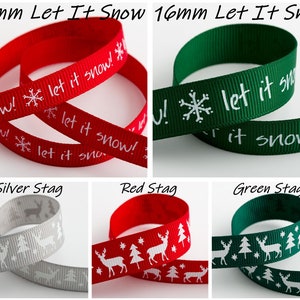 K&ouml;nnte beinhalten: Sortiment an Weihnachtsband in Rot, Gr&uuml;n und Silber mit wei&szlig;en Schriftz&uuml;gen und Designs. Das Band tr&auml;gt die Aufschrift "Let It Snow!" und zeigt Schneeflocken und Hirschsilhouetten. Das Band ist in zwei Breiten erh&auml;ltlich: 9 mm und 16 mm.