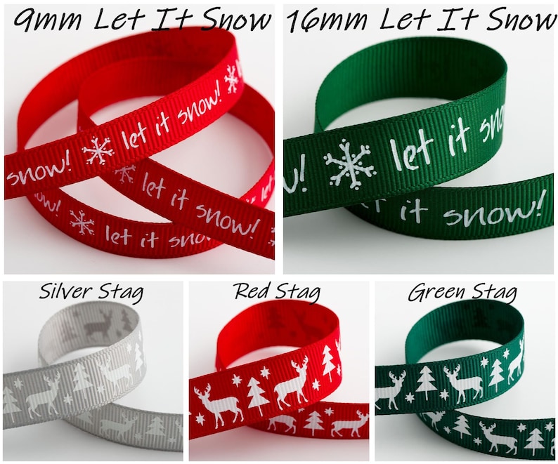 K&ouml;nnte beinhalten: Sortiment an Weihnachtsband in Rot, Gr&uuml;n und Silber mit wei&szlig;en Schriftz&uuml;gen und Designs. Das Band tr&auml;gt die Aufschrift "Let It Snow!" und zeigt Schneeflocken und Hirschsilhouetten. Das Band ist in zwei Breiten erh&auml;ltlich: 9 mm und 16 mm.