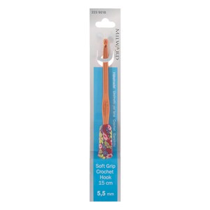 Puede incluir: Un gancho de crochet de 5,5 mm con mango de agarre suave. El gancho es de color naranja y el mango est&aacute; cubierto con un patr&oacute;n floral. El embalaje es azul y blanco e incluye el nombre de la marca Milward.