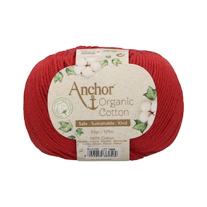 Könnte beinhalten: Eine rote Garnrolle von Anchor Organic Cotton. Das Etikett lautet "Anchor Organic Cotton Safe. Sustainable. Kind 50gr/125m 100% Baumwolle Algodón, Cotone, Algodão, Baumwolle, Coton, Katoen, Pamuk, Pamut SH 01025 LOT 19666".