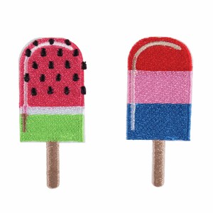 Könnte beinhalten: Zwei gestickte Bügelbilder in Form von Eis am Stiel. Eines ist Wassermelonen-geschmackt mit grünen, roten und schwarzen Details. Das andere ist ein dreifarbiges Eis am Stiel mit roten, rosa und blauen Details.