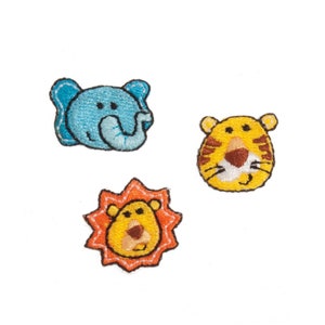 Könnte beinhalten: Drei gestickte Bügelbilder mit Tiergesichtern. Die Patches sind blau, gelb und orange. Die Tiere sind ein Elefant, ein Tiger und ein Löwe.