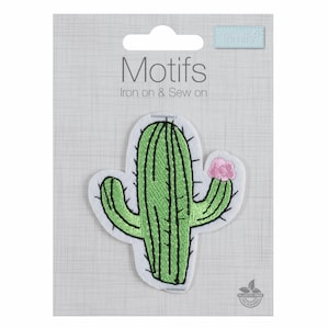 Puede incluir: Parche de cactus bordado en verde con una flor rosa en la parte superior. El parche está etiquetado como "Motifs Iron on & Sew on".