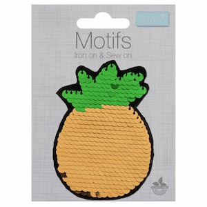 Può includere: Una toppa a forma di ananas dorata e verde con paillettes, da stirare o cucire. La toppa è su una carta bianca con il testo "Motifs Iron on & Sew on" e il nome del marchio "Trimits".