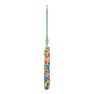 Puede incluir: Un ganchillo verde con un mango amarillo con estampado floral.