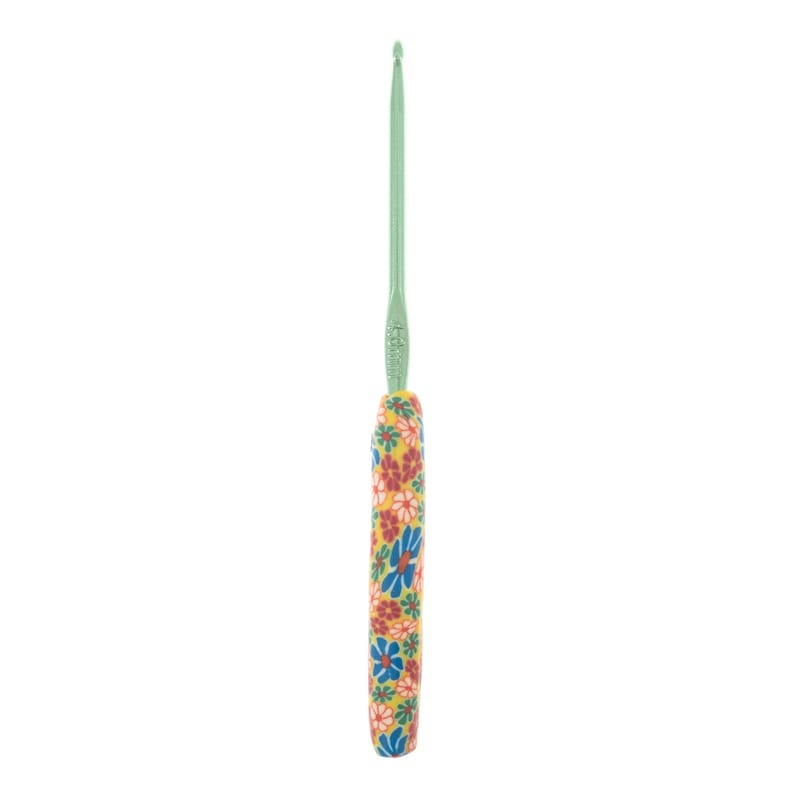 Puede incluir: Un ganchillo verde con un mango amarillo con estampado floral.