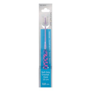 Puede incluir: Un gancho de crochet morado y azul con mango de agarre suave. El gancho mide 15 cm de largo y 3,0 mm. El embalaje incluye el texto "Soft Grip Crochet Hook 15 cm 3,0 mm".