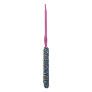 Puede incluir: Un ganchillo rosa con un mango con estampado de girasoles y hojas.