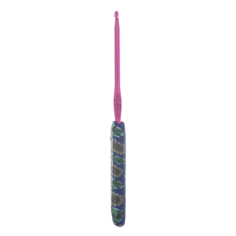Puede incluir: Un ganchillo rosa con un mango con estampado de girasoles y hojas.