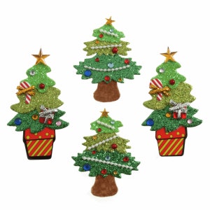 Könnte beinhalten: Vier grüne Glitzer-Weihnachtsbaum-Ornamente mit rot-weiß gestreiften Töpfen. Jeder Baum hat einen goldenen Stern oben und ist mit Perlen, Zuckerstangen und einer Geschenkbox verziert.