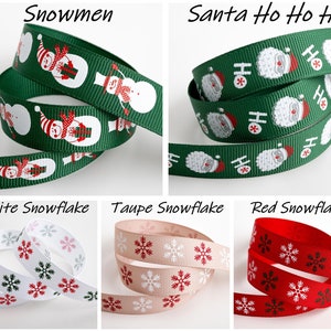 K&ouml;nnte beinhalten: Sortiment an gr&uuml;nem, wei&szlig;em und rotem Weihnachtsband mit verschiedenen Designs. Das Band zeigt Schneem&auml;nner, Weihnachtsmann und Schneeflocken.