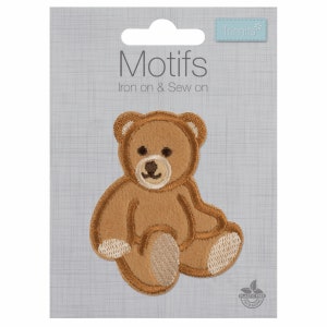 Puede incluir: Parche de oso de peluche marrón para planchar o coser. El parche está sobre un fondo blanco con el texto "Motifs Iron on & Sew on" sobre el oso. El texto "Trimits" está en la esquina superior derecha de la imagen.