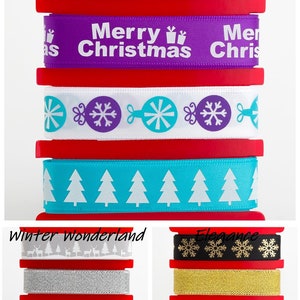 K&ouml;nnte beinhalten: Sortiment an Weihnachtsb&auml;ndern mit verschiedenen Designs, darunter Schneeflocken, Weihnachtsb&auml;ume, Ornamente und der Text "Frohe Weihnachten".