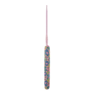 Puede incluir: Un ganchillo rosa con un mango de patr&oacute;n floral. El mango est&aacute; cubierto con un dise&ntilde;o floral colorido con flores rosas, azules, verdes y amarillas.