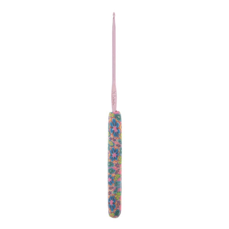 Puede incluir: Un ganchillo rosa con un mango de patr&oacute;n floral. El mango est&aacute; cubierto con un dise&ntilde;o floral colorido con flores rosas, azules, verdes y amarillas.