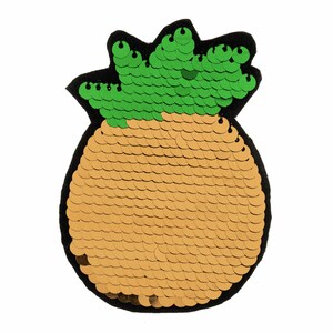 Può includere: Una toppa a forma di ananas in paillettes dorate e verdi. L'ananas è bordato di nero.