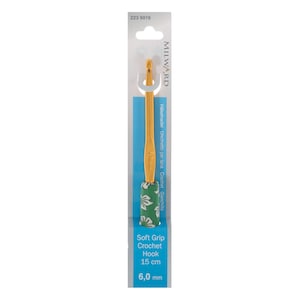 Puede incluir: Un gancho de crochet dorado con un mango de patr&oacute;n floral verde y blanco. El gancho mide 6,0 mm y 15 cm de largo. El embalaje dice "Soft Grip Crochet Hook".