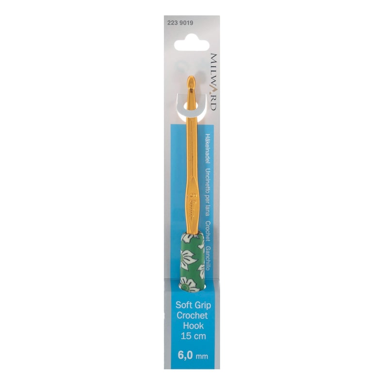 Puede incluir: Un gancho de crochet dorado con un mango de patr&oacute;n floral verde y blanco. El gancho mide 6,0 mm y 15 cm de largo. El embalaje dice "Soft Grip Crochet Hook".