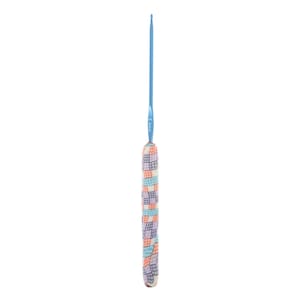 Puede incluir: Un ganchillo azul con un mango de patr&oacute;n colorido. El ganchillo es de 2 mm.