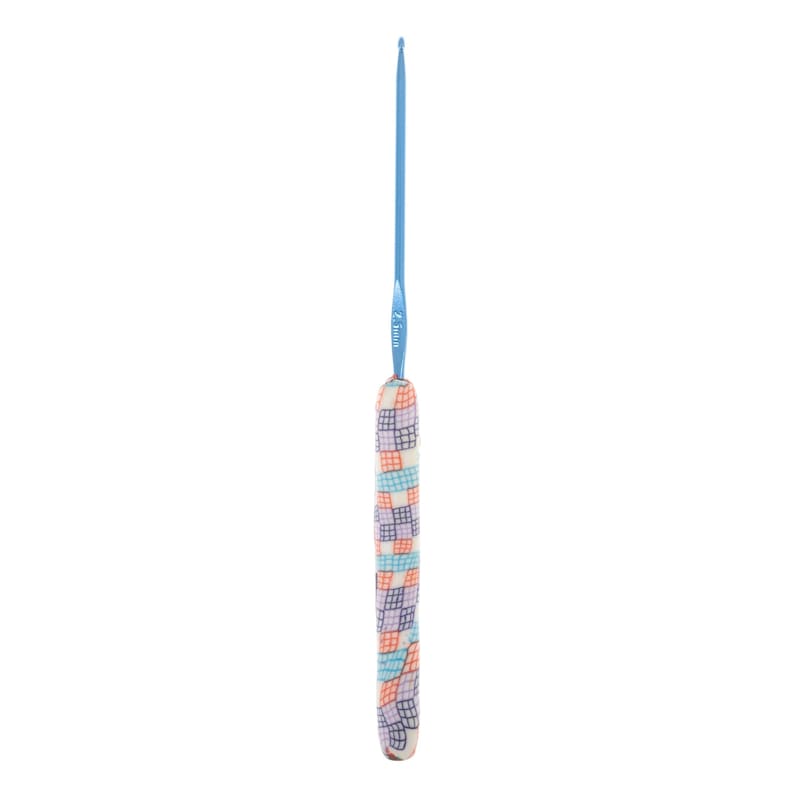 Puede incluir: Un ganchillo azul con un mango de patr&oacute;n colorido. El ganchillo es de 2 mm.